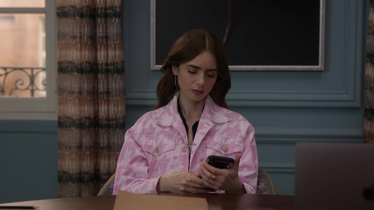 Emily_in_Paris_S01E10_Cancel_Couture_720p_NF_WEB-DL_DDP5_1_x264-BTN_0174.jpg