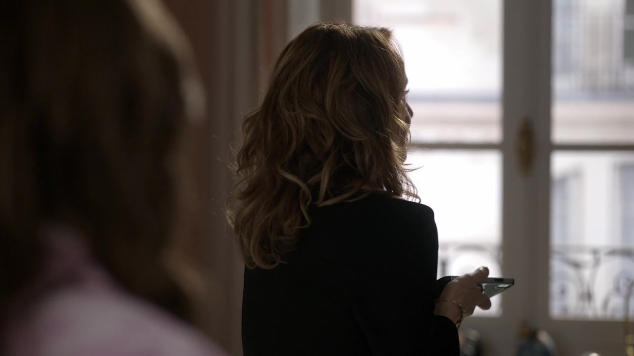 Emily_in_Paris_S01E10_Cancel_Couture_720p_NF_WEB-DL_DDP5_1_x264-BTN_0208.jpg