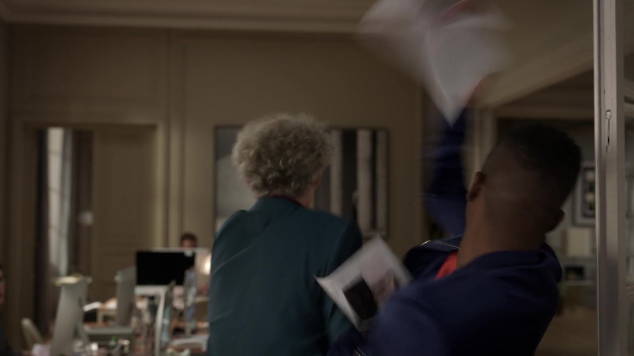 Emily_in_Paris_S01E10_Cancel_Couture_720p_NF_WEB-DL_DDP5_1_x264-BTN_0288.jpg