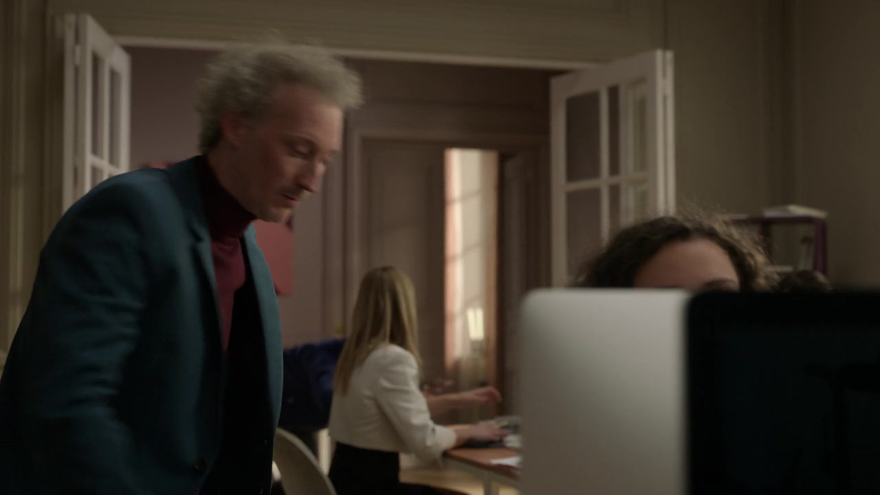 Emily_in_Paris_S01E10_Cancel_Couture_720p_NF_WEB-DL_DDP5_1_x264-BTN_0289.jpg