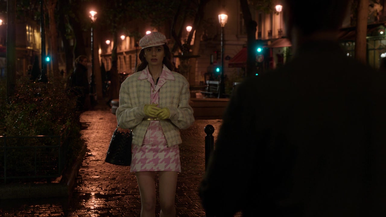 Emily_in_Paris_S01E10_Cancel_Couture_720p_NF_WEB-DL_DDP5_1_x264-BTN_0302.jpg