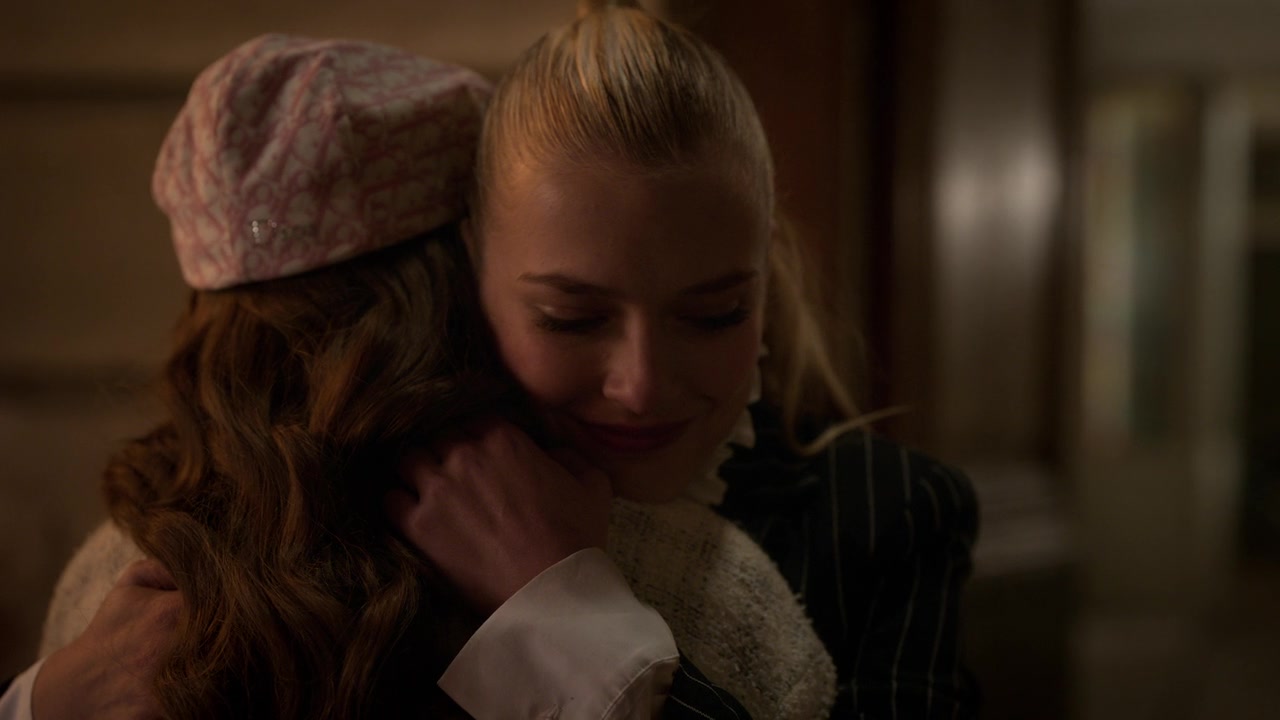 Emily_in_Paris_S01E10_Cancel_Couture_720p_NF_WEB-DL_DDP5_1_x264-BTN_0348.jpg
