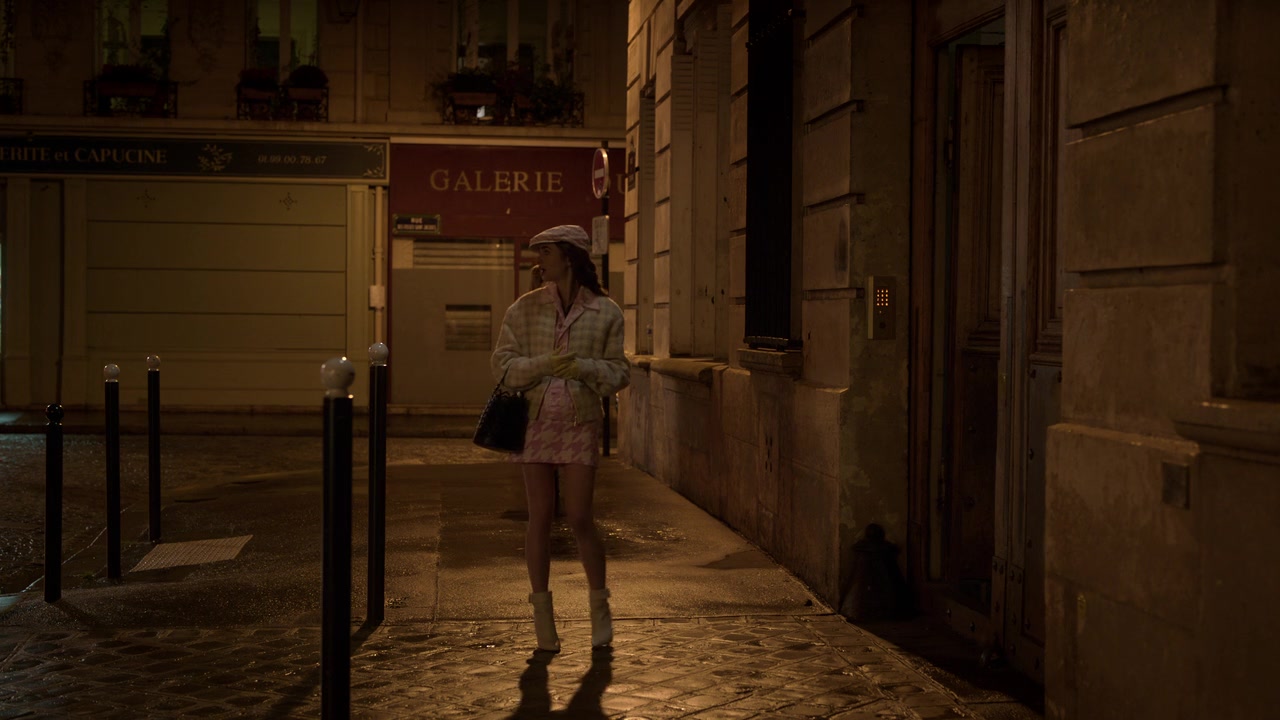 Emily_in_Paris_S01E10_Cancel_Couture_720p_NF_WEB-DL_DDP5_1_x264-BTN_0354.jpg