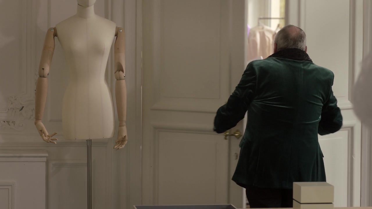 Emily_in_Paris_S01E10_Cancel_Couture_720p_NF_WEB-DL_DDP5_1_x264-BTN_0548.jpg