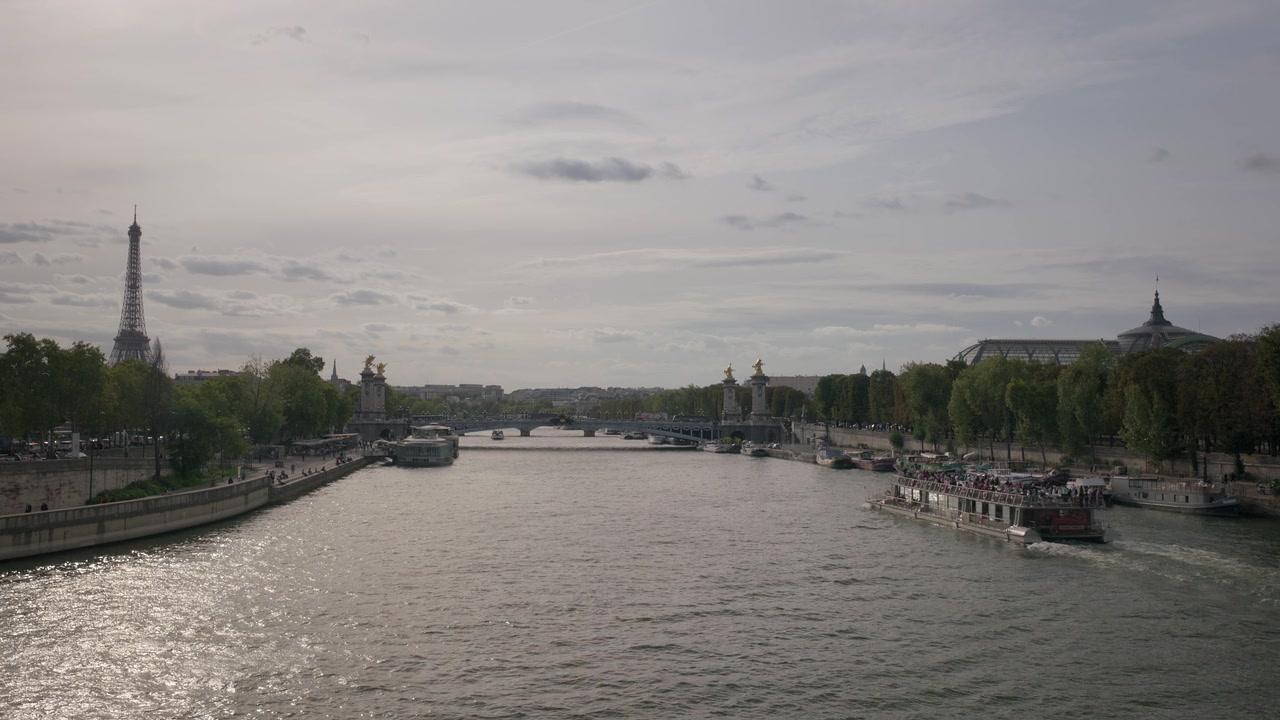 Emily_in_Paris_S01E10_Cancel_Couture_720p_NF_WEB-DL_DDP5_1_x264-BTN_0550.jpg