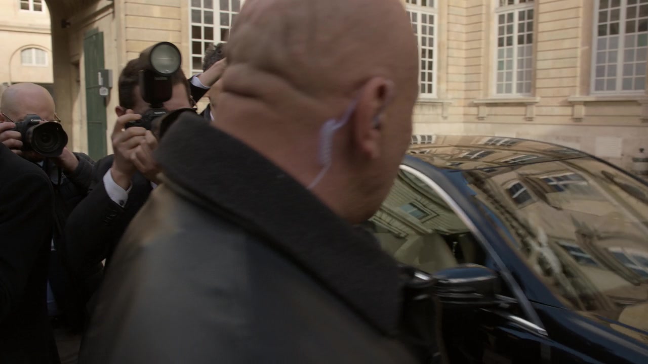 Emily_in_Paris_S01E10_Cancel_Couture_720p_NF_WEB-DL_DDP5_1_x264-BTN_0721.jpg