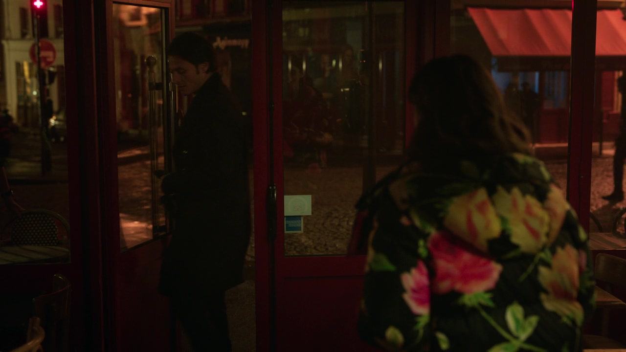 Emily_in_Paris_S01E10_Cancel_Couture_720p_NF_WEB-DL_DDP5_1_x264-BTN_0892.jpg