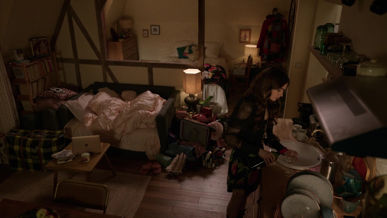 Emily_in_Paris_S01E10_Cancel_Couture_720p_NF_WEB-DL_DDP5_1_x264-BTN_0944.jpg