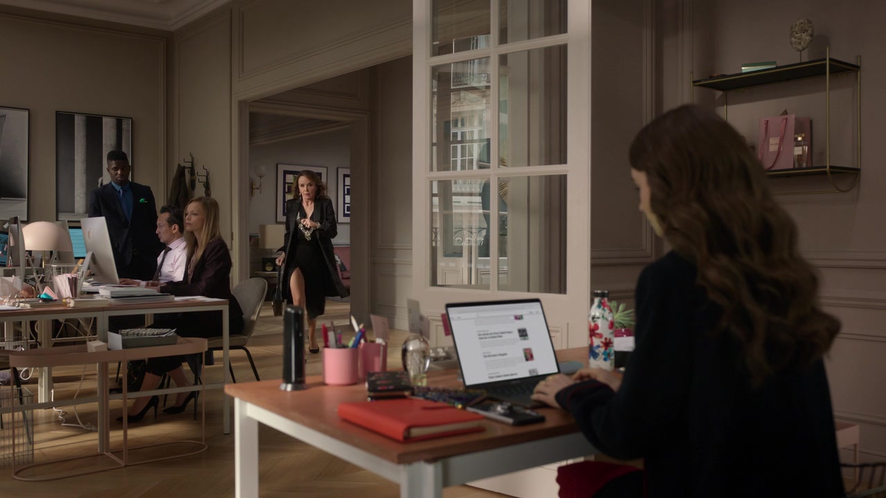 Emily_in_Paris_S01E10_Cancel_Couture_720p_NF_WEB-DL_DDP5_1_x264-BTN_1046.jpg Emily_in_Paris_S01E10_Cancel_Couture_720p_NF_WEB-DL_DDP5_1_x264-BTN_1046.jpg