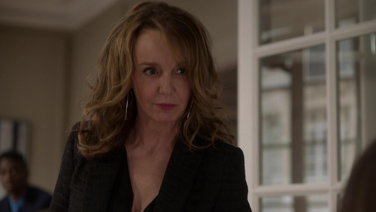 Emily_in_Paris_S01E10_Cancel_Couture_720p_NF_WEB-DL_DDP5_1_x264-BTN_1065.jpg