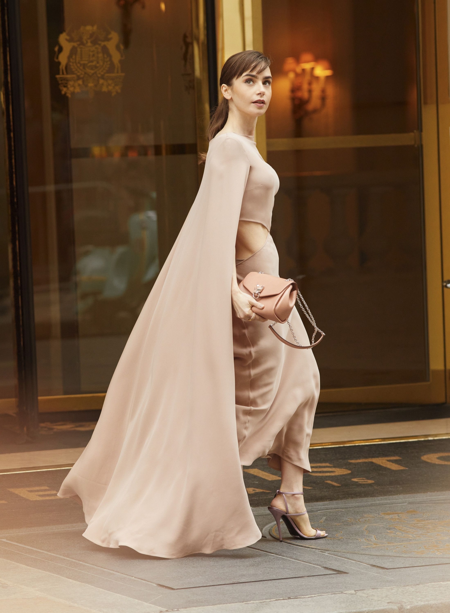 339012264_20230131-harpers-lilycollins0625-1677568355.jpg
