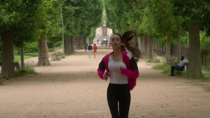Emily_in_Paris_S02E01_WEBRip_x264-ION10_0035.jpg