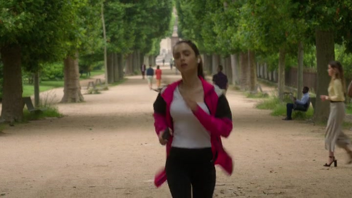 Emily_in_Paris_S02E01_WEBRip_x264-ION10_0036.jpg