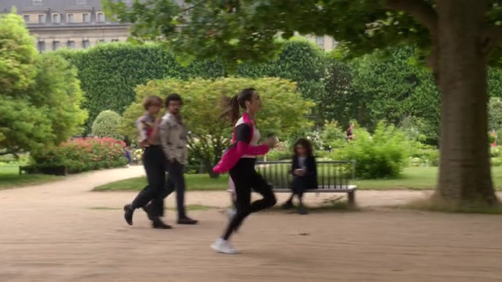Emily_in_Paris_S02E01_WEBRip_x264-ION10_0041.jpg