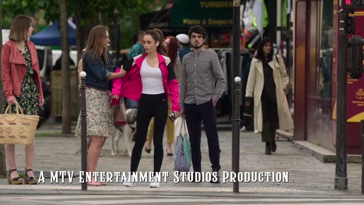 Emily_in_Paris_S02E01_WEBRip_x264-ION10_0076.jpg