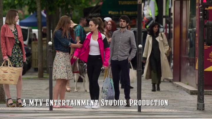 Emily_in_Paris_S02E01_WEBRip_x264-ION10_0078.jpg