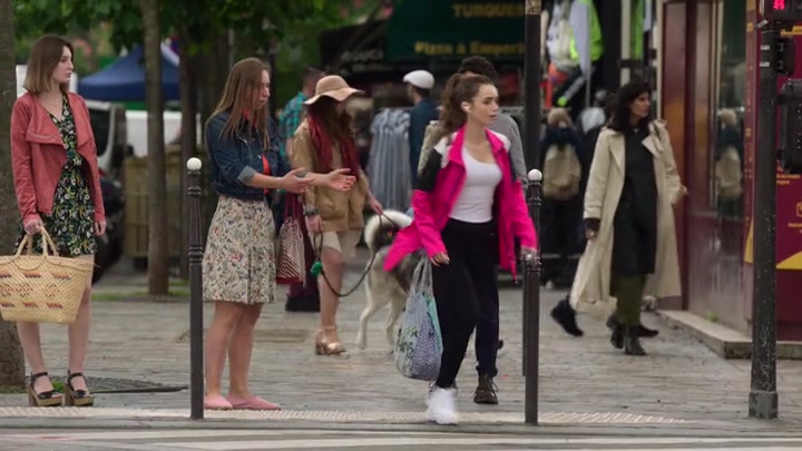 Emily_in_Paris_S02E01_WEBRip_x264-ION10_0081.jpg