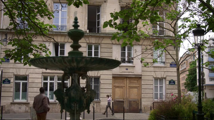 Emily_in_Paris_S02E01_WEBRip_x264-ION10_0110.jpg