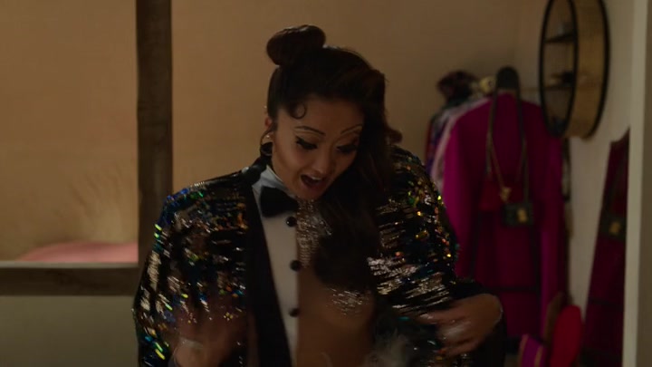 Emily_in_Paris_S02E01_WEBRip_x264-ION10_0129.jpg