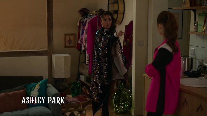 Emily_in_Paris_S02E01_WEBRip_x264-ION10_0150.jpg
