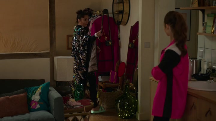 Emily_in_Paris_S02E01_WEBRip_x264-ION10_0154.jpg
