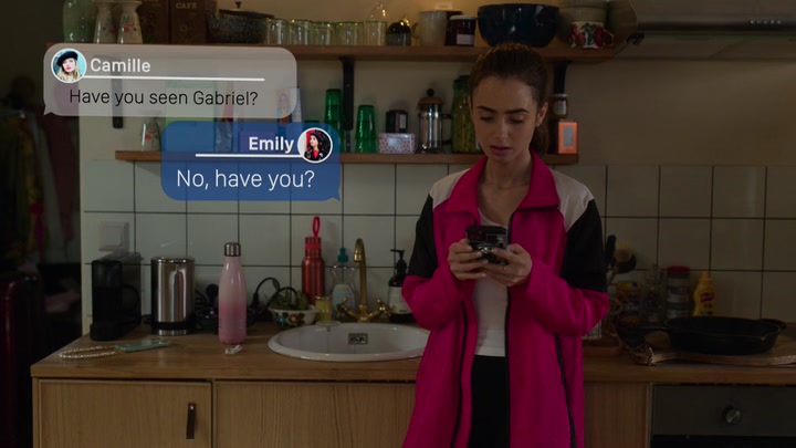 Emily_in_Paris_S02E01_WEBRip_x264-ION10_0172.jpg