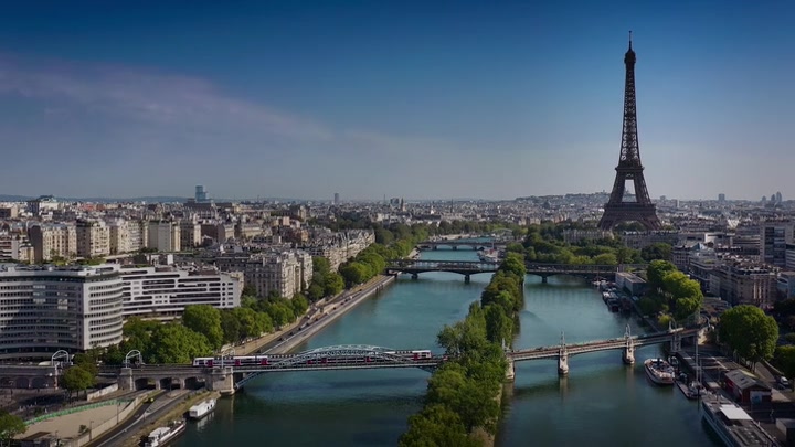 Emily_in_Paris_S02E01_WEBRip_x264-ION10_0288.jpg