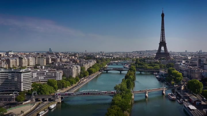 Emily_in_Paris_S02E01_WEBRip_x264-ION10_0289.jpg