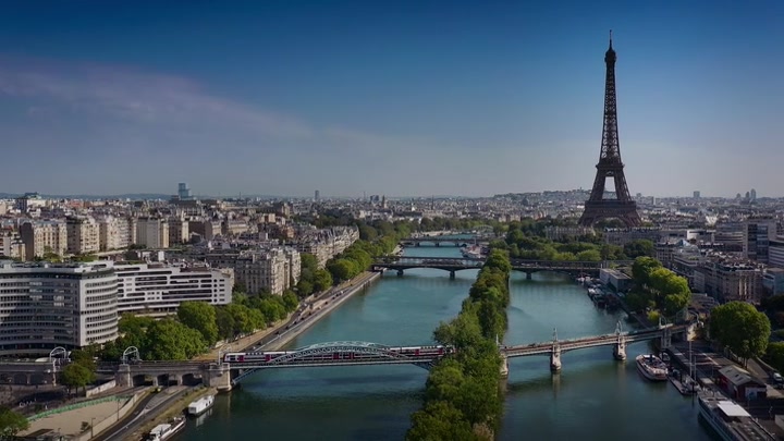 Emily_in_Paris_S02E01_WEBRip_x264-ION10_0290.jpg