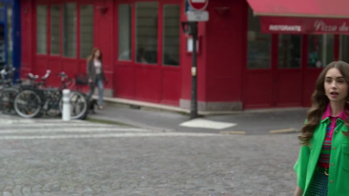 Emily_in_Paris_S02E01_WEBRip_x264-ION10_0301.jpg