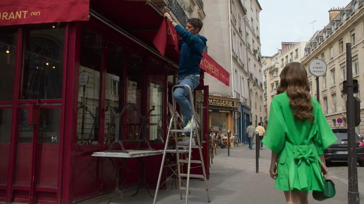 Emily_in_Paris_S02E01_WEBRip_x264-ION10_0305.jpg