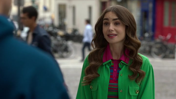 Emily_in_Paris_S02E01_WEBRip_x264-ION10_0334.jpg
