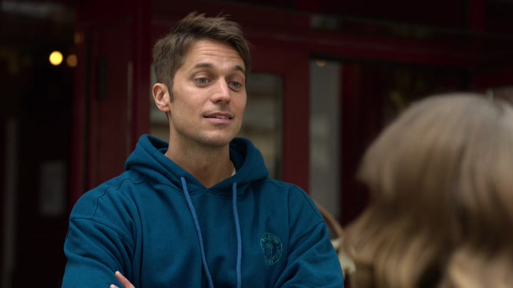 Emily_in_Paris_S02E01_WEBRip_x264-ION10_0386.jpg