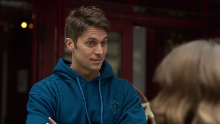 Emily_in_Paris_S02E01_WEBRip_x264-ION10_0388.jpg