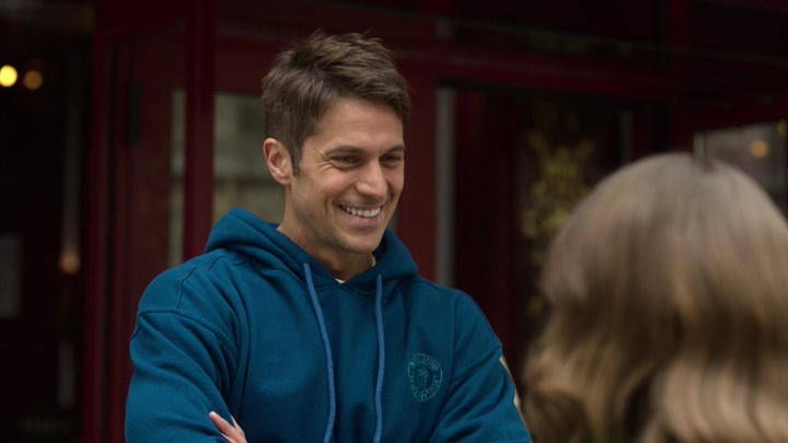 Emily_in_Paris_S02E01_WEBRip_x264-ION10_0405.jpg