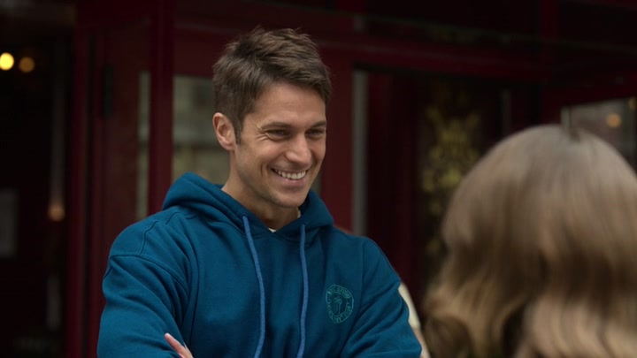 Emily_in_Paris_S02E01_WEBRip_x264-ION10_0406.jpg