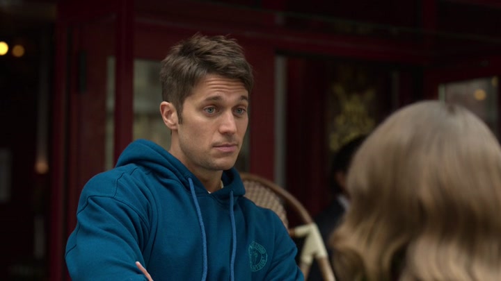 Emily_in_Paris_S02E01_WEBRip_x264-ION10_0415.jpg