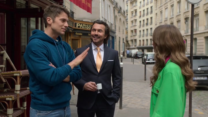Emily_in_Paris_S02E01_WEBRip_x264-ION10_0423.jpg