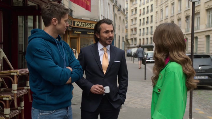 Emily_in_Paris_S02E01_WEBRip_x264-ION10_0446.jpg