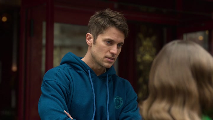Emily_in_Paris_S02E01_WEBRip_x264-ION10_0459.jpg