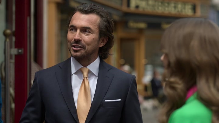 Emily_in_Paris_S02E01_WEBRip_x264-ION10_0462.jpg