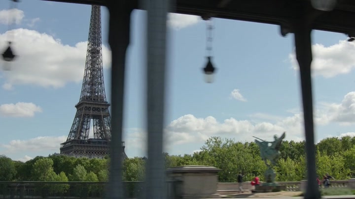 Emily_in_Paris_S02E01_WEBRip_x264-ION10_0484.jpg