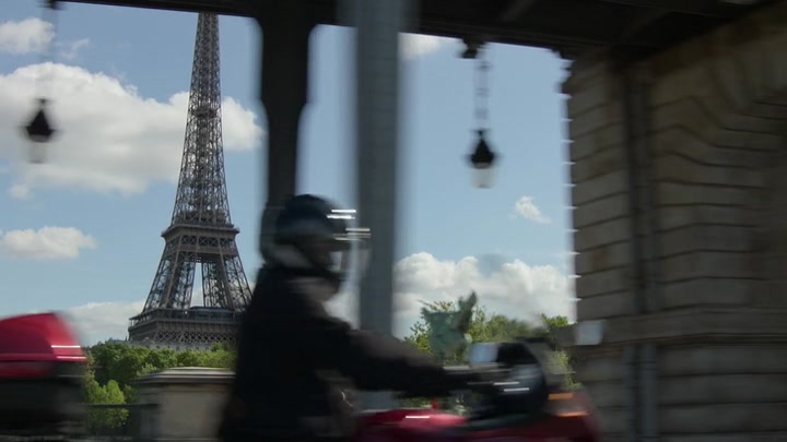 Emily_in_Paris_S02E01_WEBRip_x264-ION10_0485.jpg