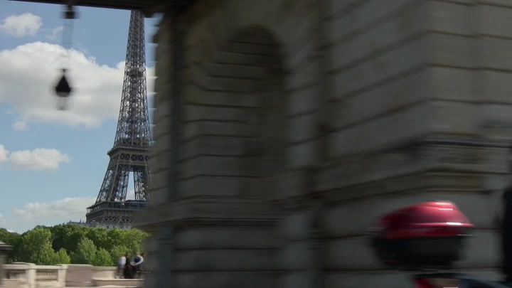Emily_in_Paris_S02E01_WEBRip_x264-ION10_0486.jpg