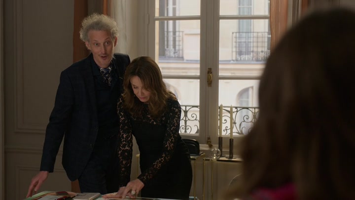 Emily_in_Paris_S02E01_WEBRip_x264-ION10_0509.jpg