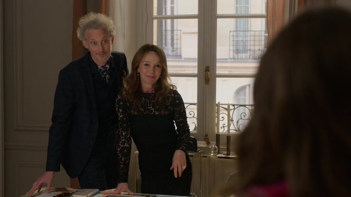 Emily_in_Paris_S02E01_WEBRip_x264-ION10_0514.jpg