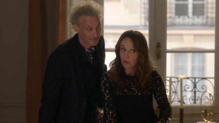 Emily_in_Paris_S02E01_WEBRip_x264-ION10_0525.jpg