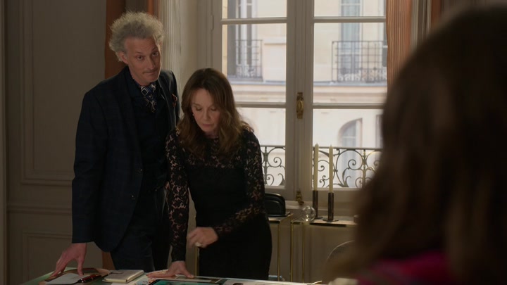 Emily_in_Paris_S02E01_WEBRip_x264-ION10_0538.jpg