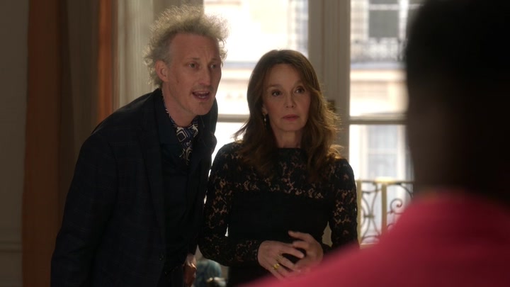 Emily_in_Paris_S02E01_WEBRip_x264-ION10_0562.jpg