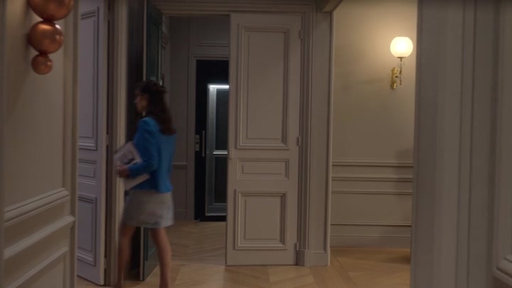 Emily_in_Paris_S02E01_WEBRip_x264-ION10_0571.jpg